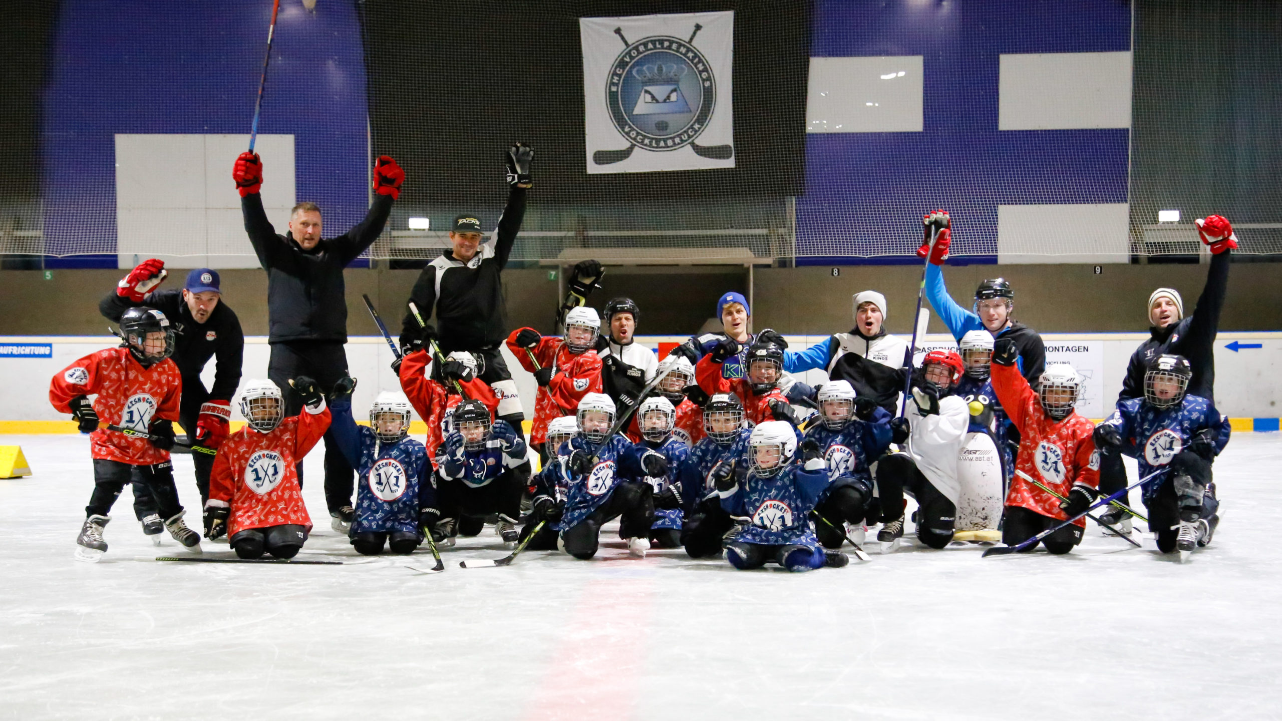 Das Eishockey 1×1 Event begeistert 20 Kinder in Vöcklabruck